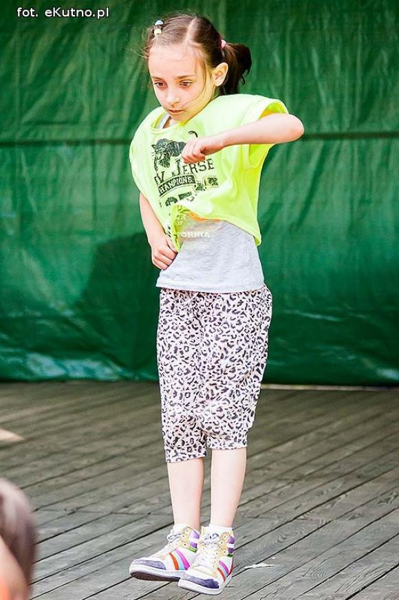 Rumba, taniec ognia, street dance, zumba, piżama party i moc talentów na scenie w parku