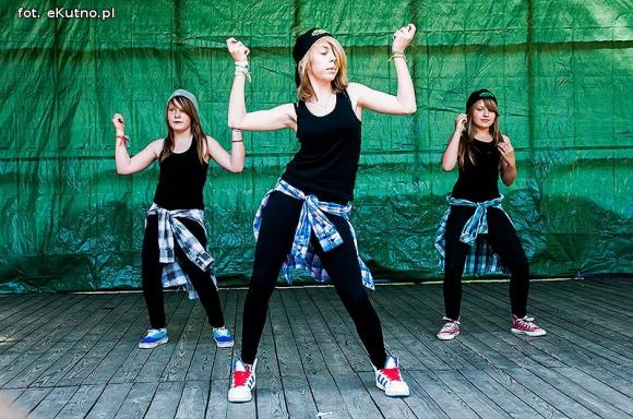 Rumba, taniec ognia, street dance, zumba, piżama party i moc talentów na scenie w parku