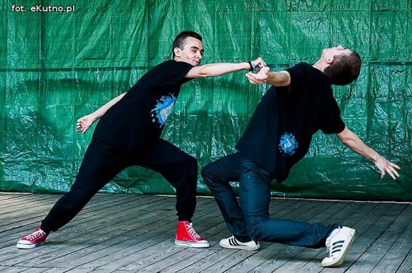 Rumba, taniec ognia, street dance, zumba, piżama party i moc talentów na scenie w parku