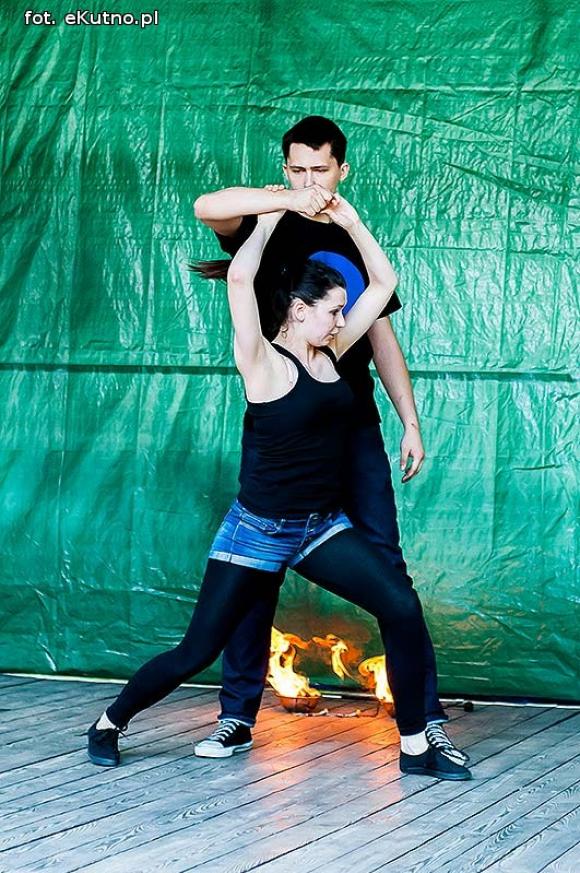 Rumba, taniec ognia, street dance, zumba, piżama party i moc talentów na scenie w parku