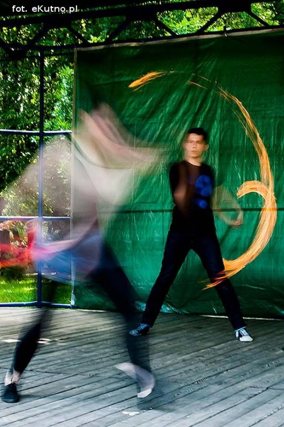 Rumba, taniec ognia, street dance, zumba, piżama party i moc talentów na scenie w parku