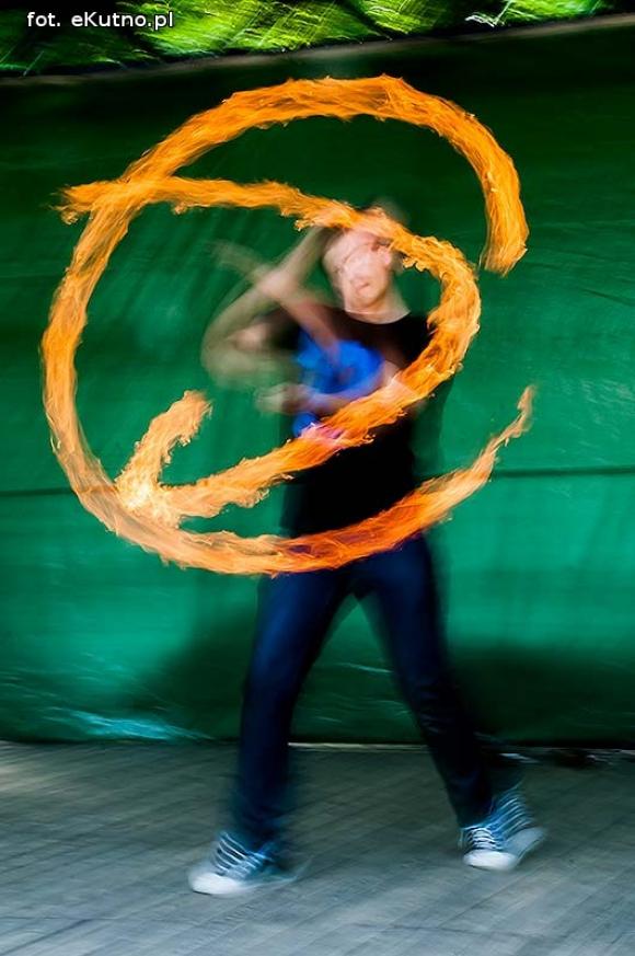 Rumba, taniec ognia, street dance, zumba, piżama party i moc talentów na scenie w parku