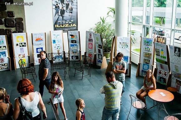 Rumba, taniec ognia, street dance, zumba, piżama party i moc talentów na scenie w parku