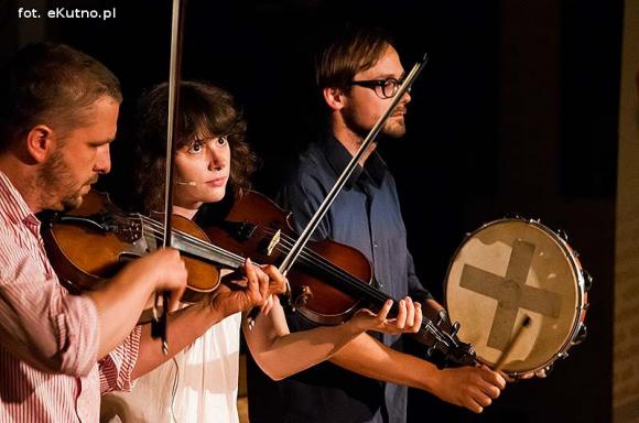 Festiwal rozpoczęty na okręcie poezji. Za oknem Bóg, honor i ojczyzna