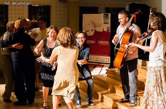 Festiwal rozpoczęty na okręcie poezji. Za oknem Bóg, honor i ojczyzna