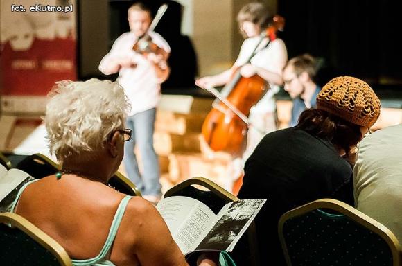 Festiwal rozpoczęty na okręcie poezji. Za oknem Bóg, honor i ojczyzna