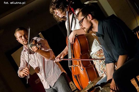 Festiwal rozpoczęty na okręcie poezji. Za oknem Bóg, honor i ojczyzna