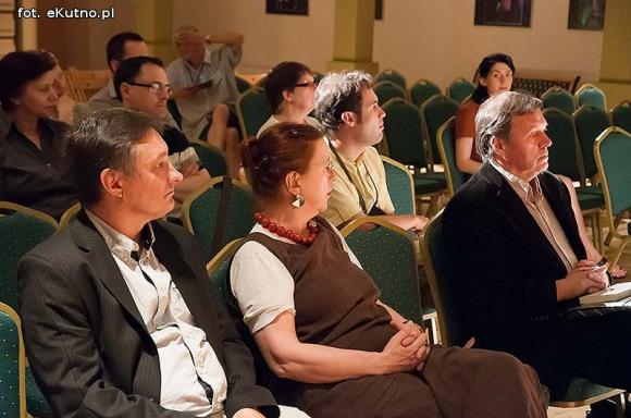 Wejdź pomiędzy - w środek - w miejsce, które czeka na wyobraźnię czytelnika