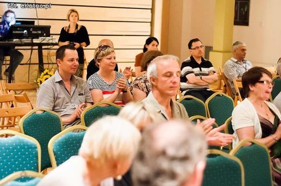 Wejdź pomiędzy - w środek - w miejsce, które czeka na wyobraźnię czytelnika