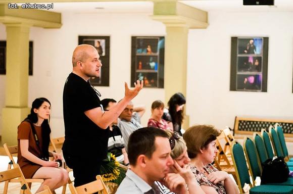 Wejdź pomiędzy - w środek - w miejsce, które czeka na wyobraźnię czytelnika