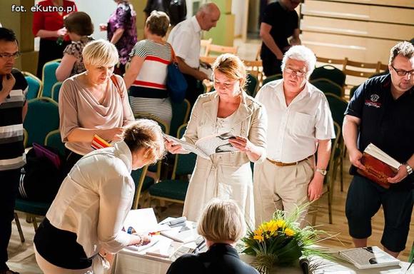Wejdź pomiędzy - w środek - w miejsce, które czeka na wyobraźnię czytelnika