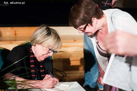 Wejdź pomiędzy - w środek - w miejsce, które czeka na wyobraźnię czytelnika