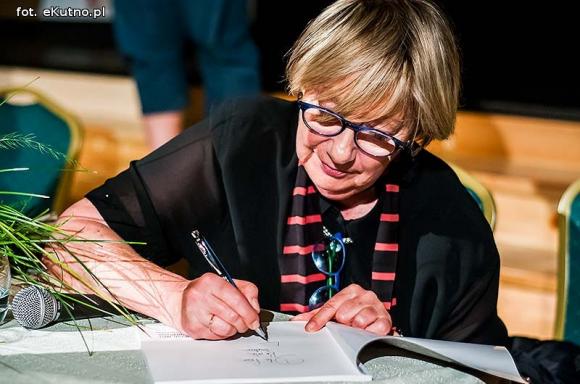 Wejdź pomiędzy - w środek - w miejsce, które czeka na wyobraźnię czytelnika