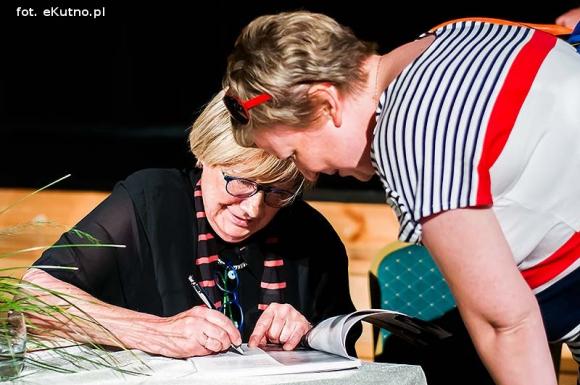 Wejdź pomiędzy - w środek - w miejsce, które czeka na wyobraźnię czytelnika