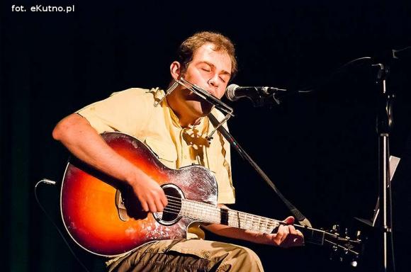 Dziewczyna i ojczyzna w pieśniach tradycyjnych i piosenkach barda poligloty