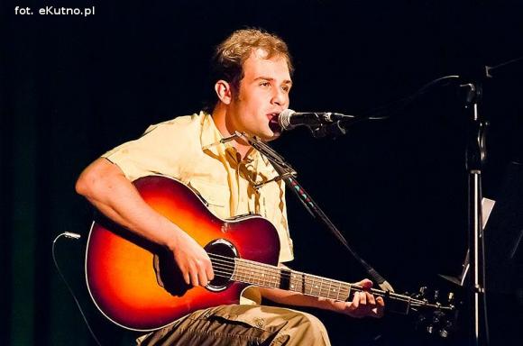 Dziewczyna i ojczyzna w pieśniach tradycyjnych i piosenkach barda poligloty