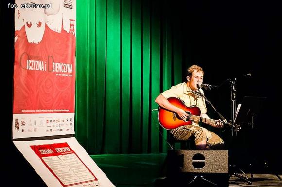 Dziewczyna i ojczyzna w pieśniach tradycyjnych i piosenkach barda poligloty