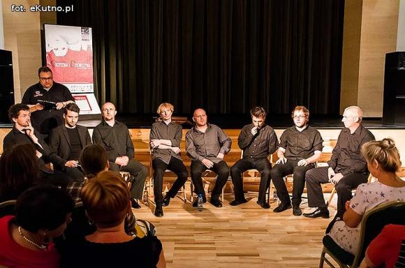 Dziewczyna i ojczyzna w pieśniach tradycyjnych i piosenkach barda poligloty