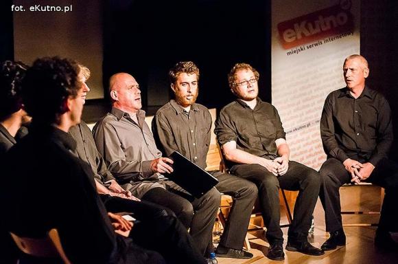 Dziewczyna i ojczyzna w pieśniach tradycyjnych i piosenkach barda poligloty