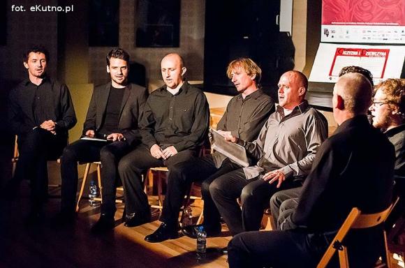 Dziewczyna i ojczyzna w pieśniach tradycyjnych i piosenkach barda poligloty