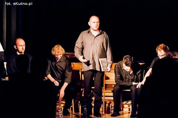 Dziewczyna i ojczyzna w pieśniach tradycyjnych i piosenkach barda poligloty