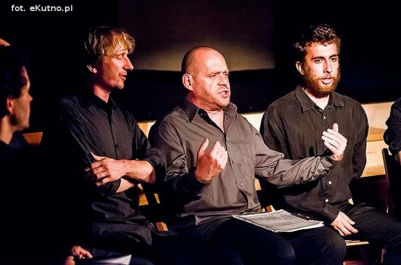 Dziewczyna i ojczyzna w pieśniach tradycyjnych i piosenkach barda poligloty