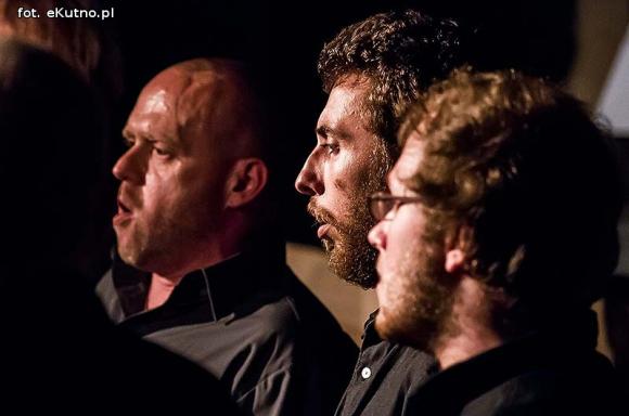 Dziewczyna i ojczyzna w pieśniach tradycyjnych i piosenkach barda poligloty