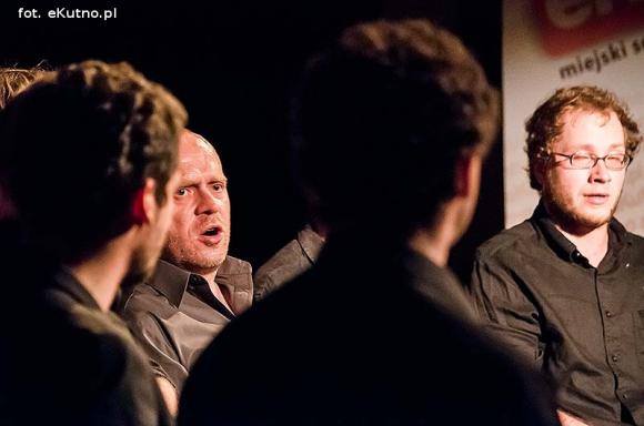 Dziewczyna i ojczyzna w pieśniach tradycyjnych i piosenkach barda poligloty