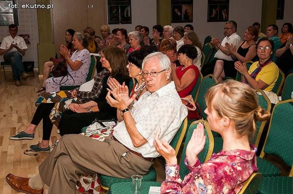 Dziewczyna i ojczyzna w pieśniach tradycyjnych i piosenkach barda poligloty