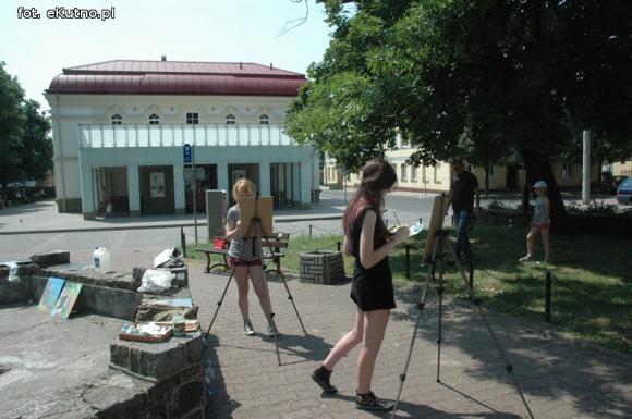 Pejzaże i budynki. Twórczość kutnian na malarskich warsztatach w centrum miasta