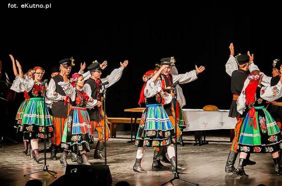 Kapela rżnęła obertasy  na weselu Boryny, a kutnianie świetnie się bawili
