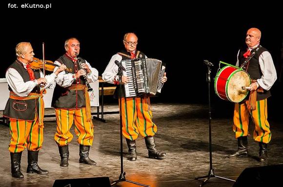 Kapela rżnęła obertasy  na weselu Boryny, a kutnianie świetnie się bawili
