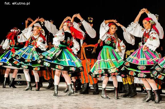 Kapela rżnęła obertasy  na weselu Boryny, a kutnianie świetnie się bawili