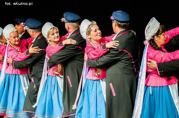 Skoczni chłopcy z Bułgarii, włoski tenor i węgierskie fartuchy - goście Międzynarodowych Warsztatów Folklorystycznych w Kutnie