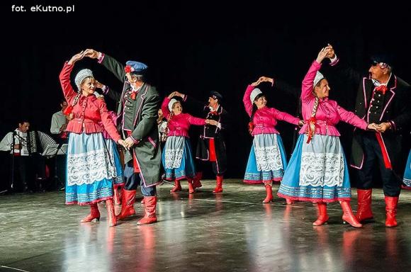 Skoczni chłopcy z Bułgarii, włoski tenor i węgierskie fartuchy - goście Międzynarodowych Warsztatów Folklorystycznych w Kutnie