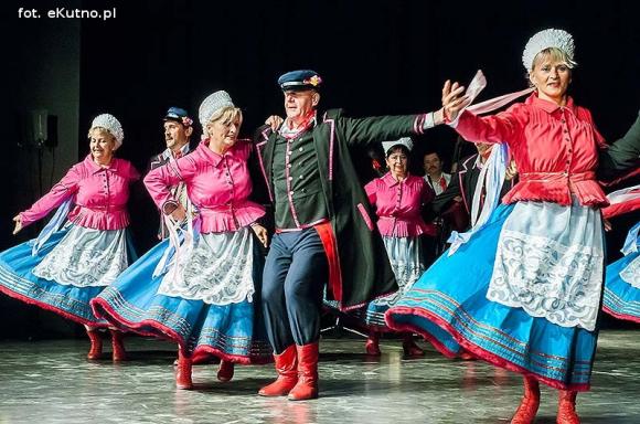 Skoczni chłopcy z Bułgarii, włoski tenor i węgierskie fartuchy - goście Międzynarodowych Warsztatów Folklorystycznych w Kutnie