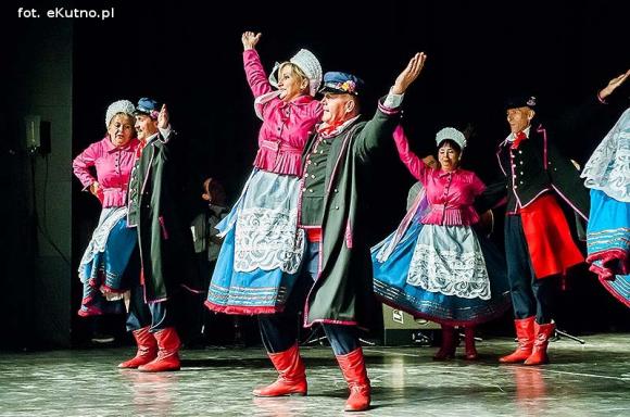 Skoczni chłopcy z Bułgarii, włoski tenor i węgierskie fartuchy - goście Międzynarodowych Warsztatów Folklorystycznych w Kutnie