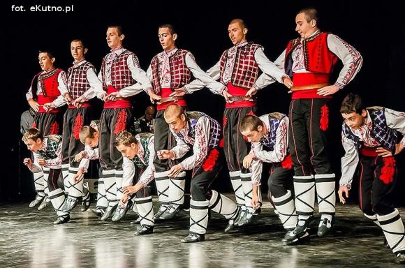 Skoczni chłopcy z Bułgarii, włoski tenor i węgierskie fartuchy - goście Międzynarodowych Warsztatów Folklorystycznych w Kutnie