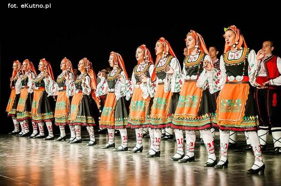 Skoczni chłopcy z Bułgarii, włoski tenor i węgierskie fartuchy - goście Międzynarodowych Warsztatów Folklorystycznych w Kutnie