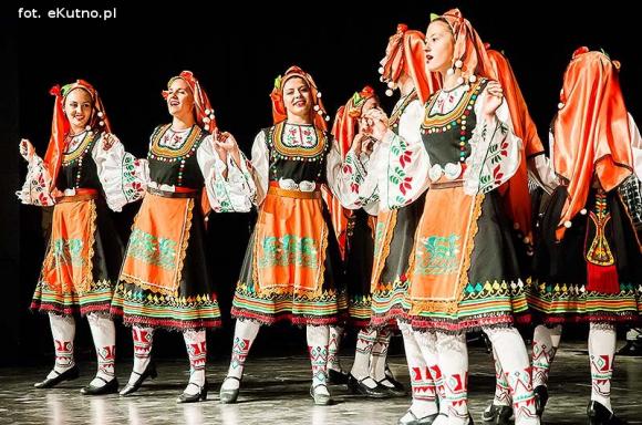 Skoczni chłopcy z Bułgarii, włoski tenor i węgierskie fartuchy - goście Międzynarodowych Warsztatów Folklorystycznych w Kutnie