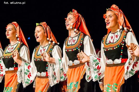 Skoczni chłopcy z Bułgarii, włoski tenor i węgierskie fartuchy - goście Międzynarodowych Warsztatów Folklorystycznych w Kutnie