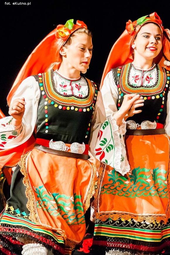 Skoczni chłopcy z Bułgarii, włoski tenor i węgierskie fartuchy - goście Międzynarodowych Warsztatów Folklorystycznych w Kutnie