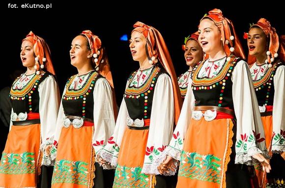 Skoczni chłopcy z Bułgarii, włoski tenor i węgierskie fartuchy - goście Międzynarodowych Warsztatów Folklorystycznych w Kutnie