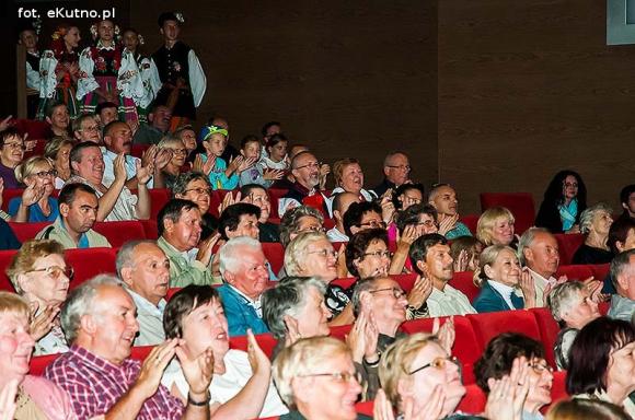 Skoczni chłopcy z Bułgarii, włoski tenor i węgierskie fartuchy - goście Międzynarodowych Warsztatów Folklorystycznych w Kutnie
