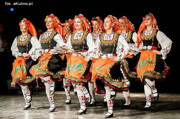 Skoczni chłopcy z Bułgarii, włoski tenor i węgierskie fartuchy - goście Międzynarodowych Warsztatów Folklorystycznych w Kutnie