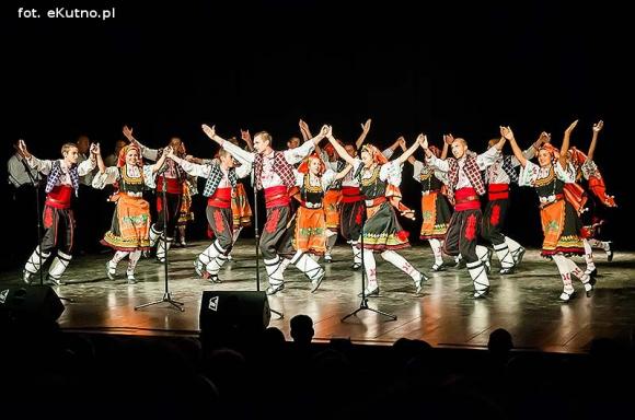 Skoczni chłopcy z Bułgarii, włoski tenor i węgierskie fartuchy - goście Międzynarodowych Warsztatów Folklorystycznych w Kutnie