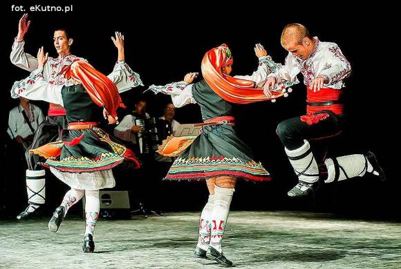 Skoczni chłopcy z Bułgarii, włoski tenor i węgierskie fartuchy - goście Międzynarodowych Warsztatów Folklorystycznych w Kutnie