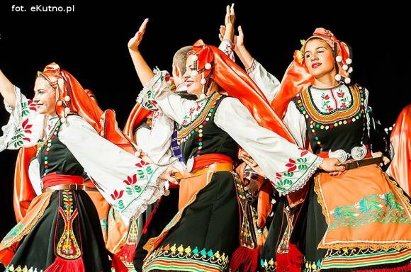 Skoczni chłopcy z Bułgarii, włoski tenor i węgierskie fartuchy - goście Międzynarodowych Warsztatów Folklorystycznych w Kutnie