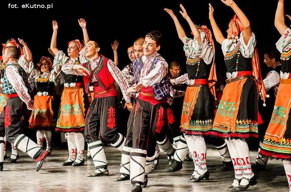 Skoczni chłopcy z Bułgarii, włoski tenor i węgierskie fartuchy - goście Międzynarodowych Warsztatów Folklorystycznych w Kutnie