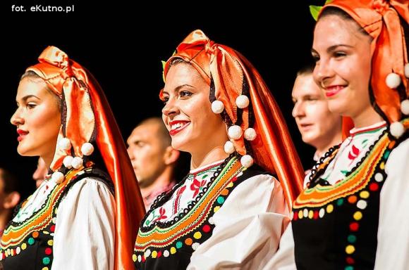 Skoczni chłopcy z Bułgarii, włoski tenor i węgierskie fartuchy - goście Międzynarodowych Warsztatów Folklorystycznych w Kutnie